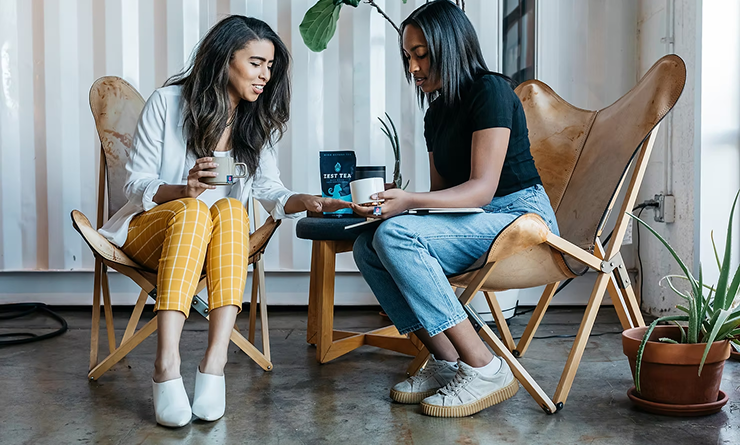 Fundadoras de startup hablando en un coworking