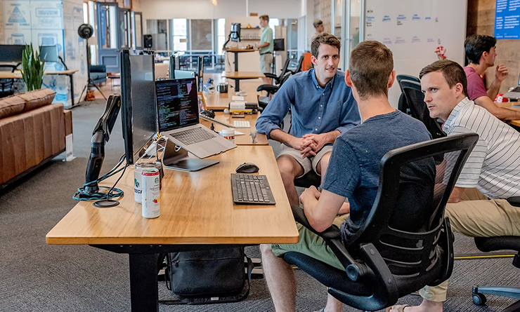 Fundadores de startup hablando en un coworking
